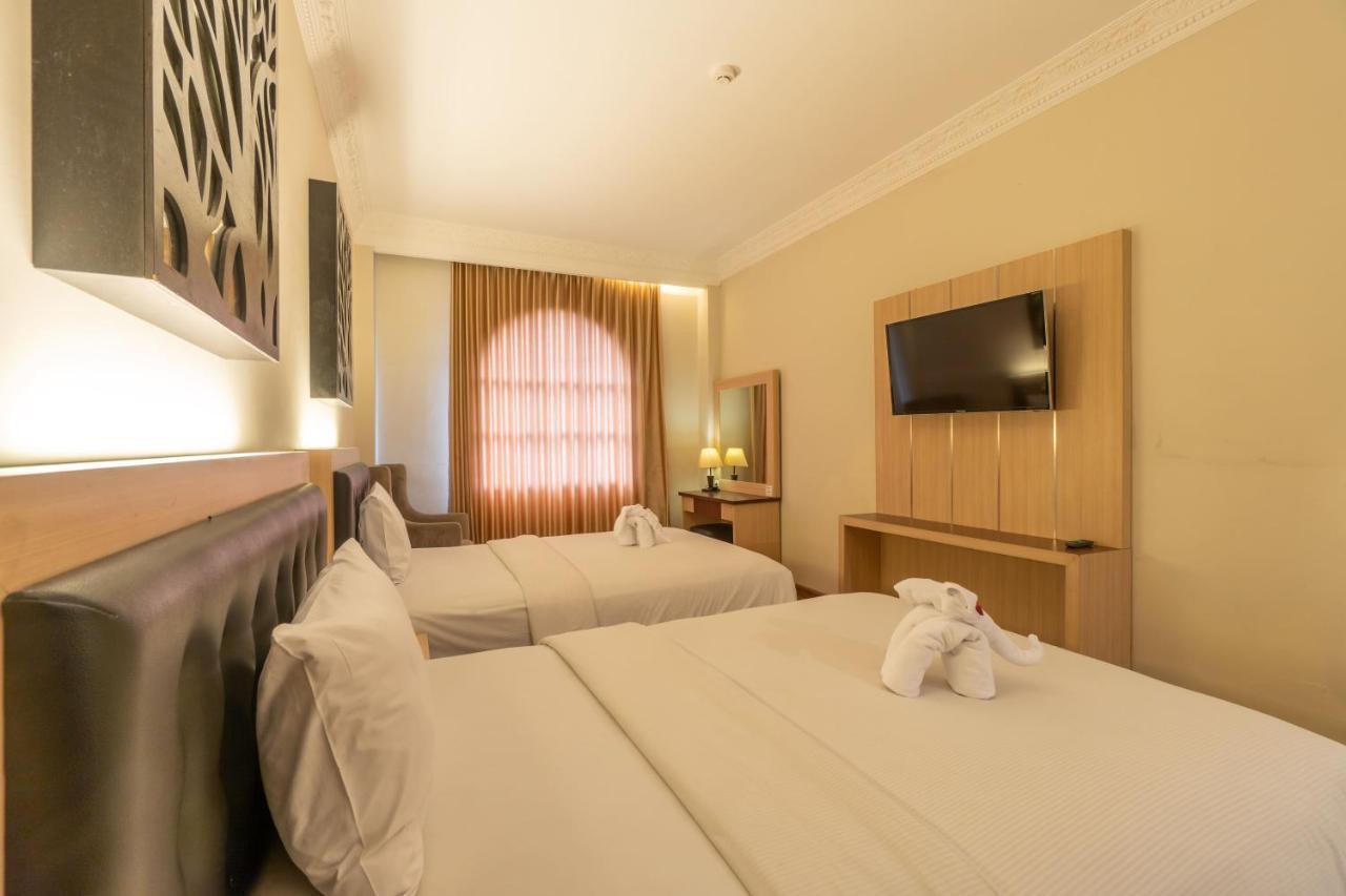 D'Salvatore Boutique Hotel Yogyakarta Maguwo Esterno foto